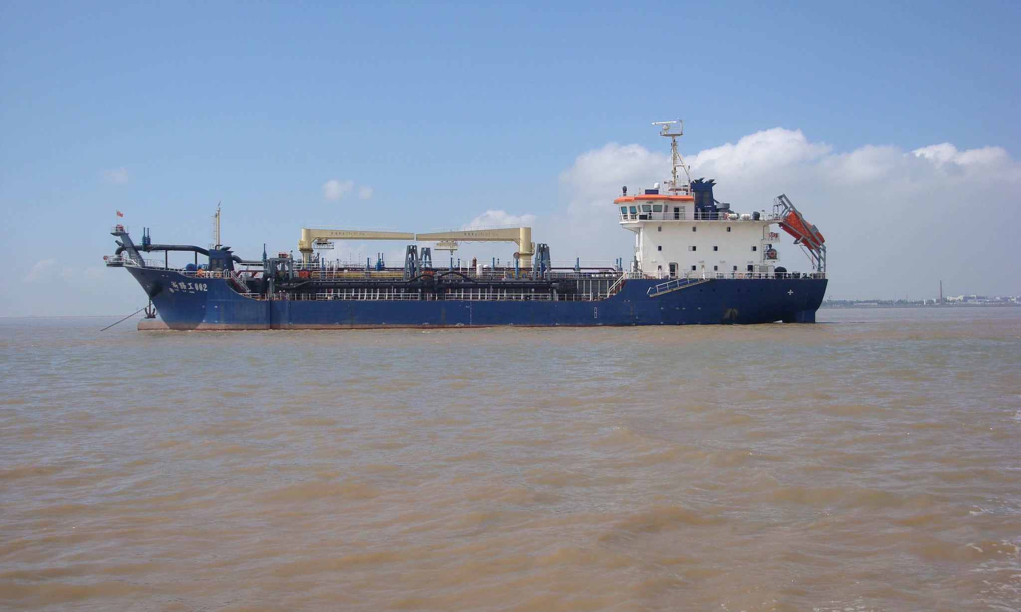 TRAIL SUCTION HOPPER DREDGER